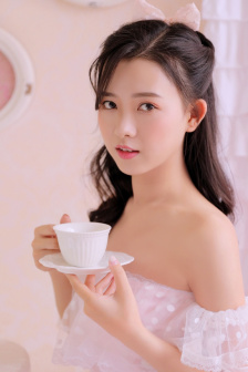 宝贝对着摄像头自己做